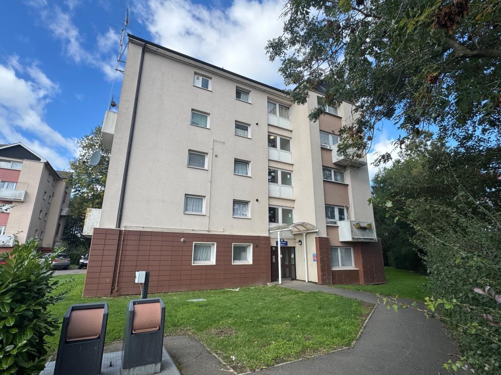 Lot: 166 - TWO-BEDROOM MAISONETTE FOR IMPROVEMENT - Front of block